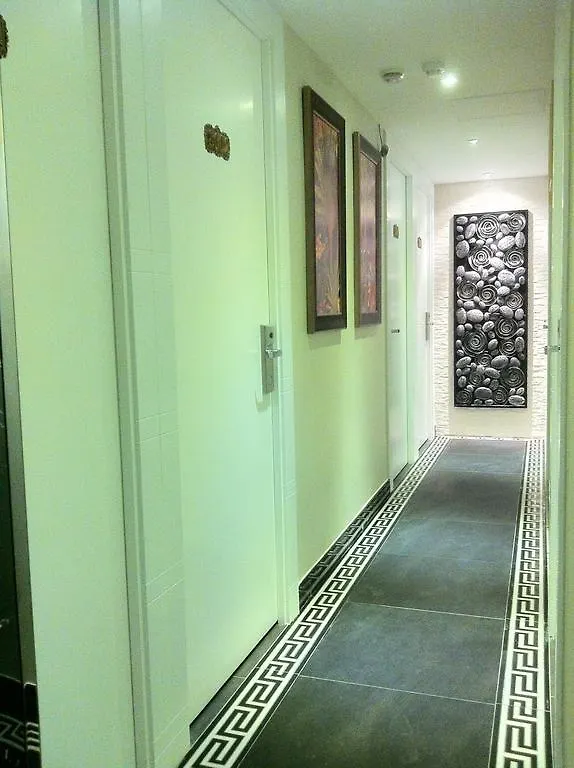 Seasons Hotel Hong Kong 2*,