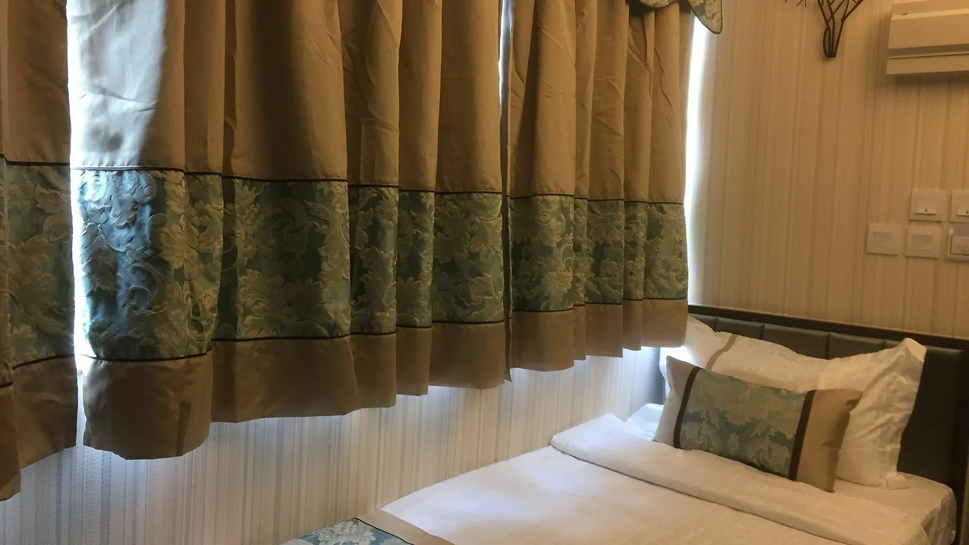 Seasons Hotel Hong Kong 2*,